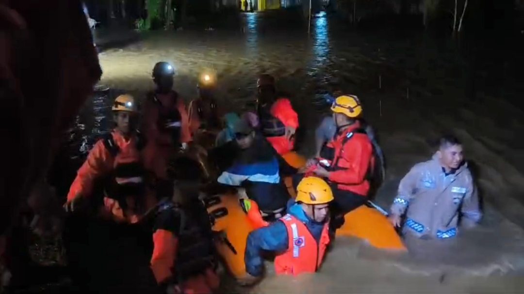 banjir-terjang-saruaso-tanah-datar,-tim-sar-gabungan-evakuasi-5-warga-di-tengah-hujan-lebat