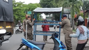 satpol-pp-padang-bongkar-lapak-pkl-di-sejumlah-titik