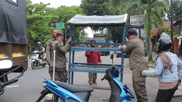 satpol-pp-padang-bongkar-lapak-pkl-di-sejumlah-titik