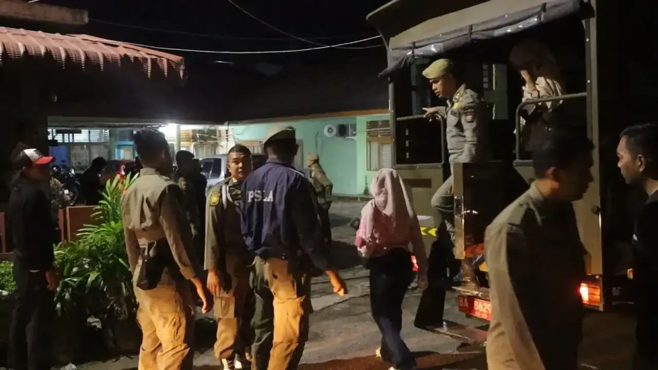 razia-dini-hari,-satpol-pp-padang-amankan-22-orang-di-penginapan razia-dini-hari,-satpol-pp-padang-amankan-22-orang-di-penginapan