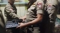 gunakan-surat-izin-palsu-untuk-jual-minol,-tempat-usaha-di-atom-center-digerebek-satpol-pp-padang