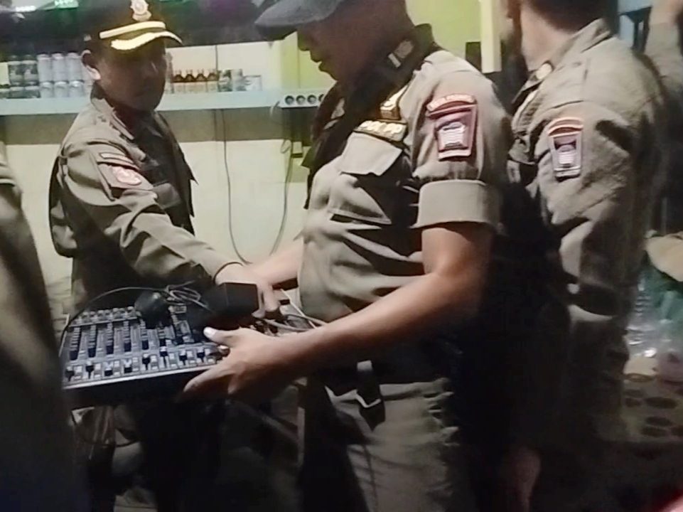 gunakan-surat-izin-palsu-untuk-jual-minol,-tempat-usaha-di-atom-center-digerebek-satpol-pp-padang gunakan-surat-izin-palsu-untuk-jual-minol,-tempat-usaha-di-atom-center-digerebek-satpol-pp-padang