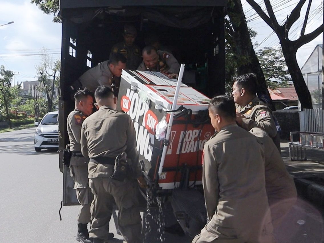 tak-ada-toleransi!-satpol-pp-padang-sapu-bersih-pkl-yang-bandel-jualan-di-trotoar-dan-badan-jalan