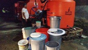 enam-bulan-pasca-banjir-bandang,-bpbd-dan-damkar-padang-masih-setia-salurkan-air-bersih-ke-warga