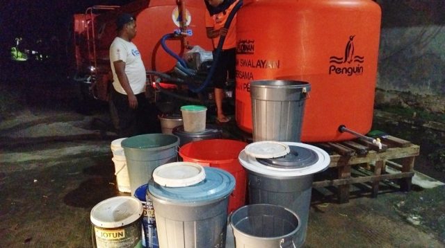 enam-bulan-pasca-banjir-bandang,-bpbd-dan-damkar-padang-masih-setia-salurkan-air-bersih-ke-warga
