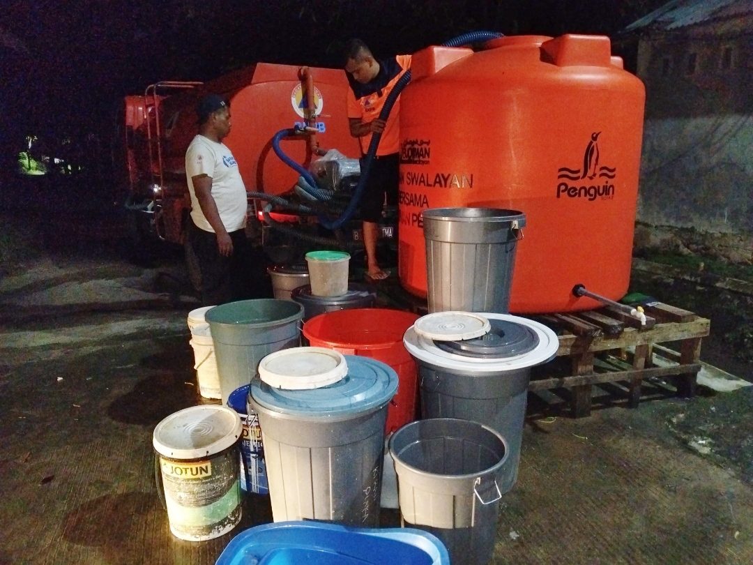 enam-bulan-pasca-banjir-bandang,-bpbd-dan-damkar-padang-masih-setia-salurkan-air-bersih-ke-warga enam-bulan-pasca-banjir-bandang,-bpbd-dan-damkar-padang-masih-setia-salurkan-air-bersih-ke-warga