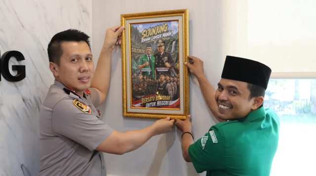 figura-banser-dan-polisi-kini-hiasi-ruang-kerja-kapolres-sijunjung 