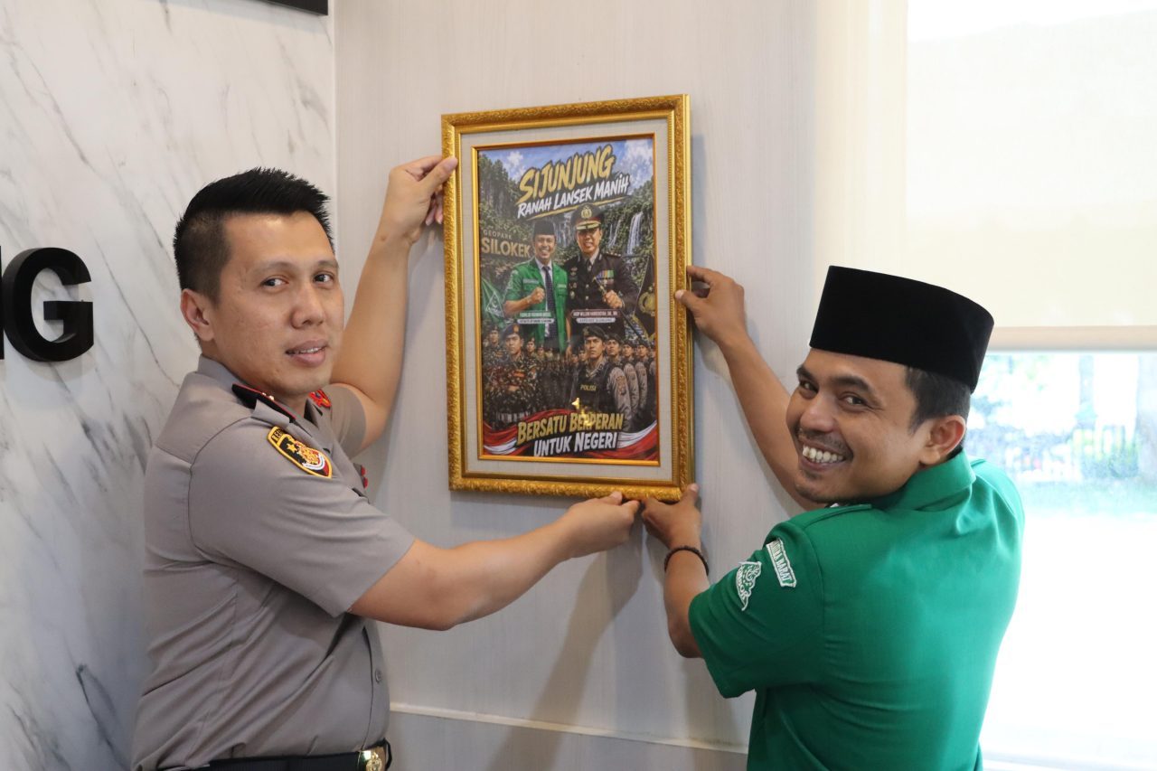 figura-banser-dan-polisi-kini-hiasi-ruang-kerja-kapolres-sijunjung figura-banser-dan-polisi-kini-hiasi-ruang-kerja-kapolres-sijunjung