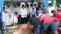rayakan-idul-adha,-polresta-padang-sebar-ribuan-paket-daging-kurban-untuk-warga rayakan-idul-adha,-polresta-padang-sebar-ribuan-paket-daging-kurban-untuk-warga