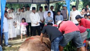 rayakan-idul-adha,-polresta-padang-sebar-ribuan-paket-daging-kurban-untuk-warga