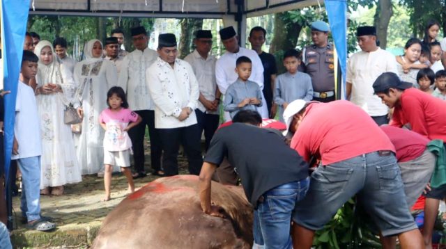 rayakan-idul-adha,-polresta-padang-sebar-ribuan-paket-daging-kurban-untuk-warga