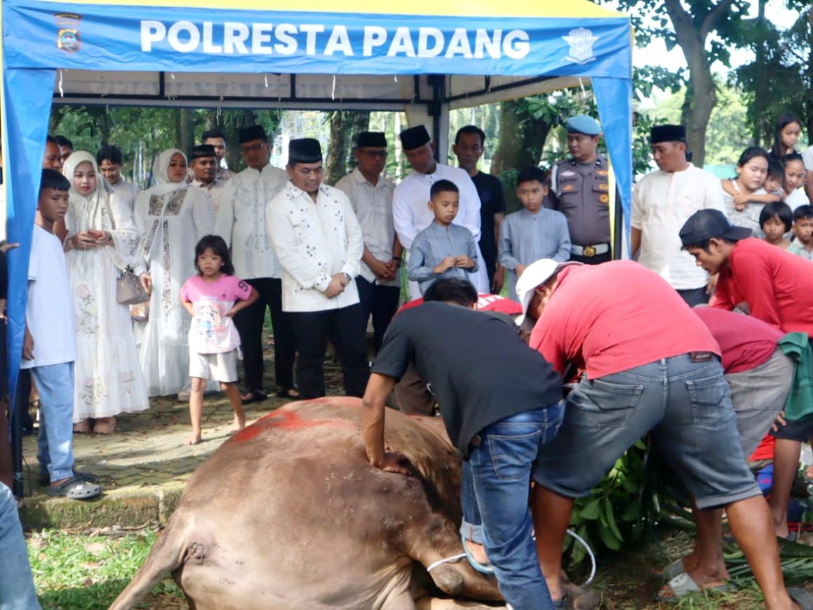 rayakan-idul-adha,-polresta-padang-sebar-ribuan-paket-daging-kurban-untuk-warga rayakan-idul-adha,-polresta-padang-sebar-ribuan-paket-daging-kurban-untuk-warga