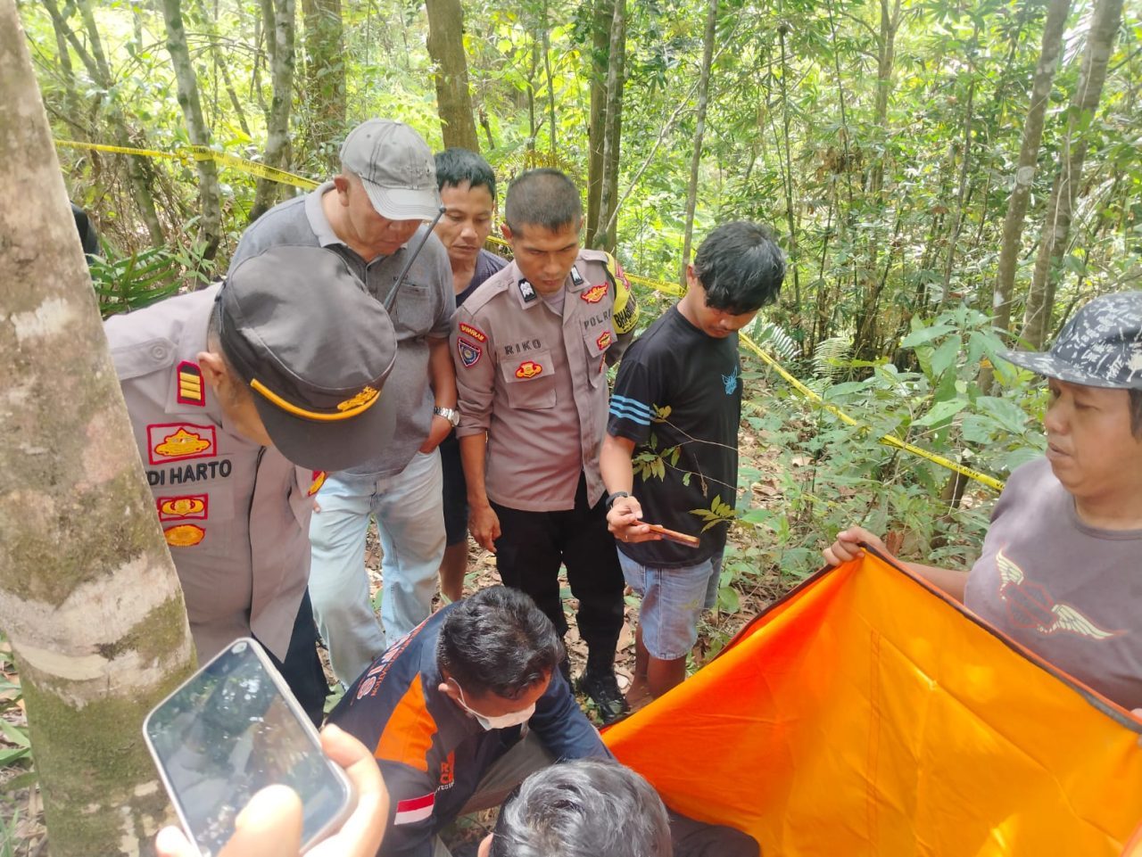 sempat-telepon-keluarga,-seorang-pria-ditemukan-tak-bernyawa-di-kawasan-hutan-biologi-unand-padang sempat-telepon-keluarga,-seorang-pria-ditemukan-tak-bernyawa-di-kawasan-hutan-biologi-unand-padang