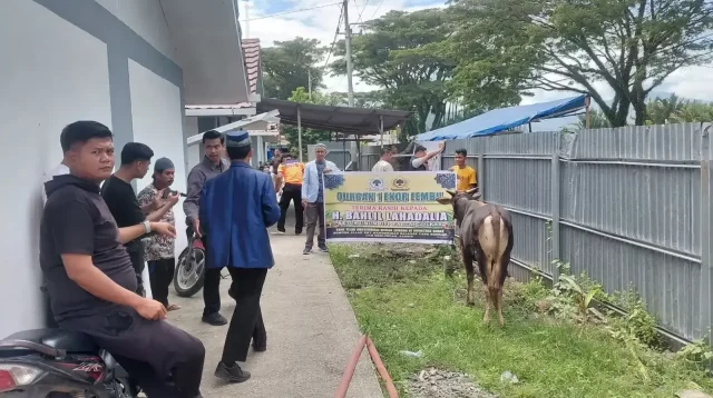 warga-huntara-lubuk-buaya-terima-bantuan-tiga-ekor-sapi-kurban
