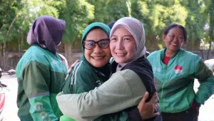 kisah-haru-driver-ojol-perempuan-terima-paket-qurban-dari-laznas-pppa-daarul-qur’an