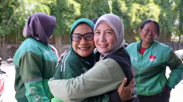 kisah-haru-driver-ojol-perempuan-terima-paket-qurban-dari-laznas-pppa-daarul-qur’an