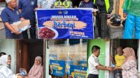 aksi-humanis-jumat-berkah:-wbp-rutan-padang-panjang-blusukan-bagi-bagi-rendang-olahan-sendiri