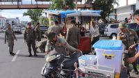 langgar-perda,-satpol-pp-padang-tertibkan-pedagang-di-trotoar-dan-badan-jalan