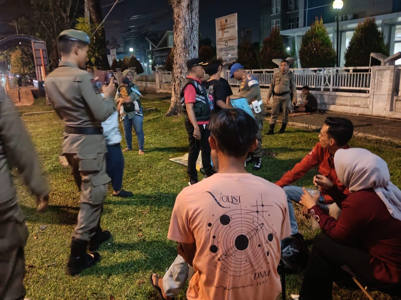 gunakan-fasum-untuk-berjualan,-satpol-pp-padang-tertibkan-sejumlah-pkl-di-jalan-khatib-sulaiman