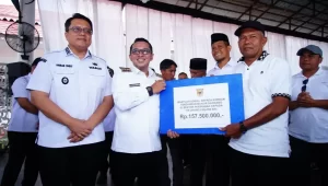 pemkab-tanah-datar-salurkan-bantuan-dana-bagi-korban-bencana-2025