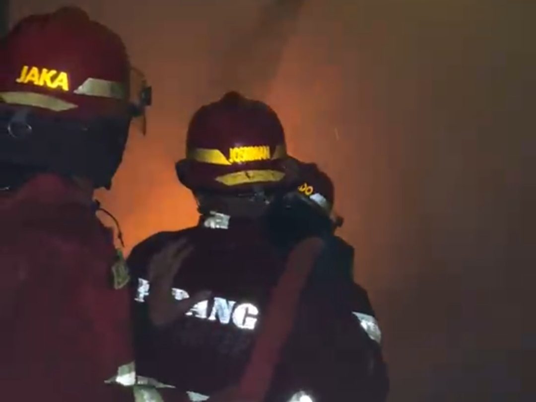 si-jago-merah-mengamuk-di-perumahan-puskud-koto-tangah,-dua-rumah-ludes-terbakar-malam-ini