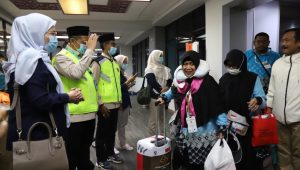 390-jemaah-haji-kloter-1-debarkasi-padang-tiba-di-bandara-internasional-minangkabau