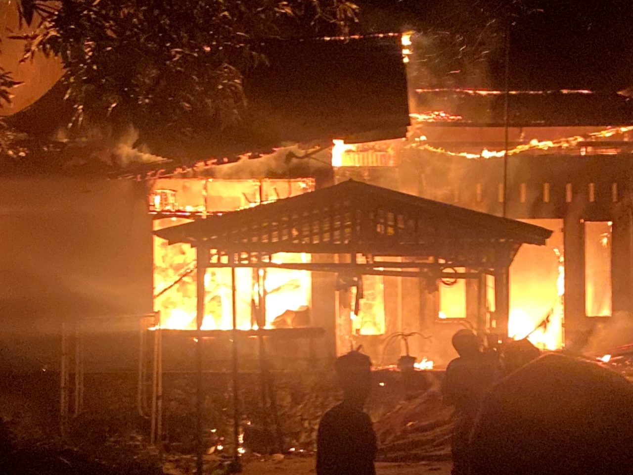 satu-unit-rumah-di-lubuk-kilangan-padang-hangus-terbakar,-kerugian-capai-rp800-juta