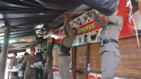 satpol-pp-kota-padang-bongkar-bangunan-liar-di-padang-utara satpol-pp-kota-padang-bongkar-bangunan-liar-di-padang-utara