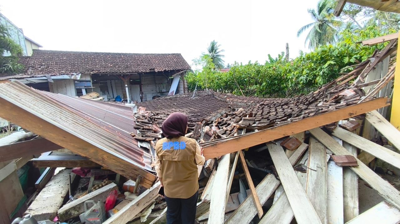 bnpb-update-gempa-m-6,7-sulteng:-1-tewas-di-sigi,-puluhan-rumah-rusak-dan-akses-jalan-amblas bnpb-update-gempa-m-6,7-sulteng:-1-tewas-di-sigi,-puluhan-rumah-rusak-dan-akses-jalan-amblas