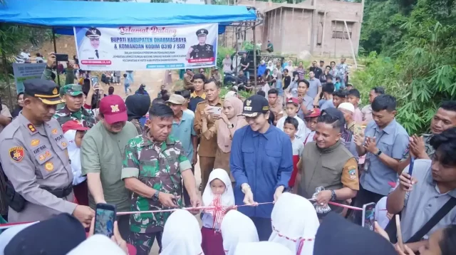 bupati-dharmasraya-dan-tni-resmikan-jembatan-aramco-lubuk-karak