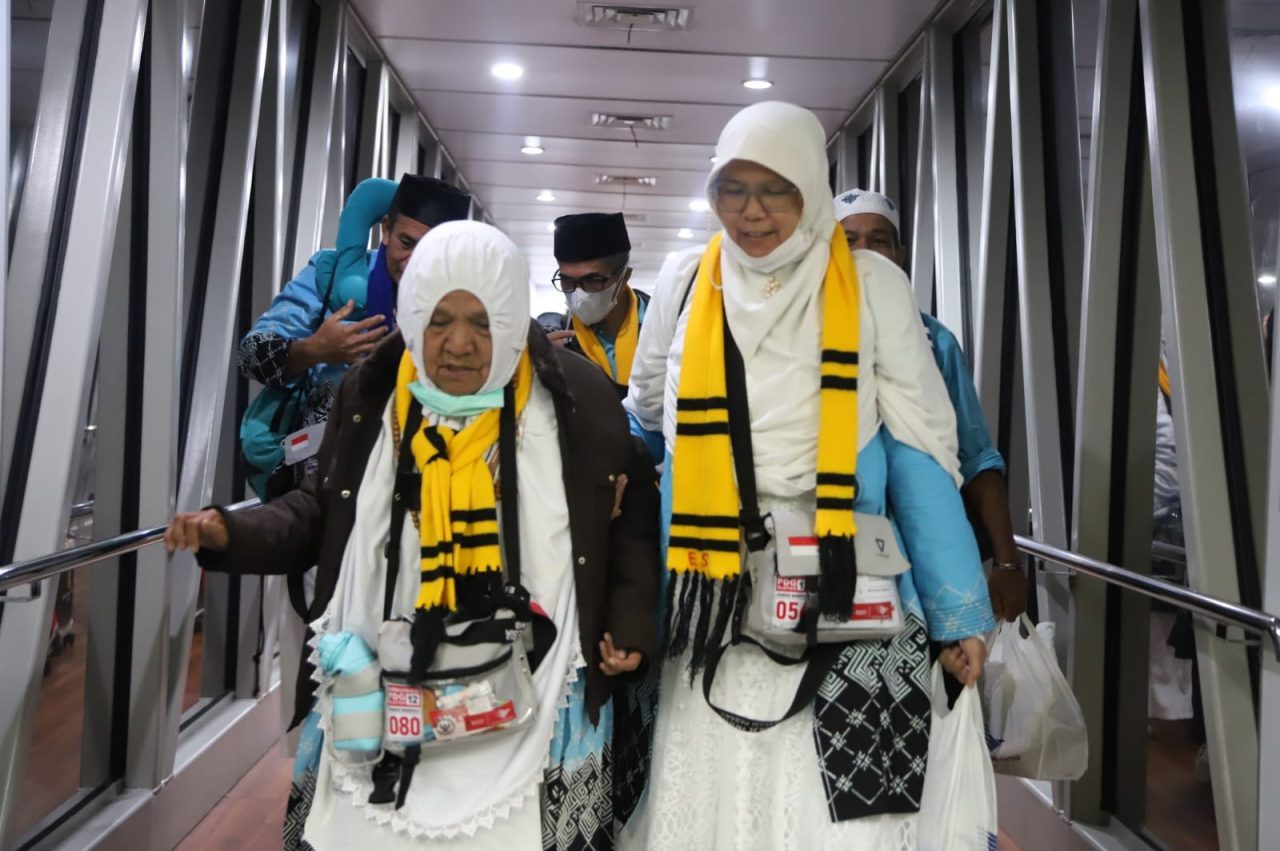fase-akhir-pemulangan-jemaah-haji-debarkasi-padang-dimulai,-kloter-12-tiba-dari-madinah fase-akhir-pemulangan-jemaah-haji-debarkasi-padang-dimulai,-kloter-12-tiba-dari-madinah