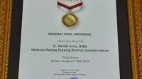 wali-kota-padang-panjang-terima-penghargaan-sahabat-pers-dari-smsi wali-kota-padang-panjang-terima-penghargaan-sahabat-pers-dari-smsi
