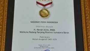 wali-kota-padang-panjang-terima-penghargaan-sahabat-pers-dari-smsi