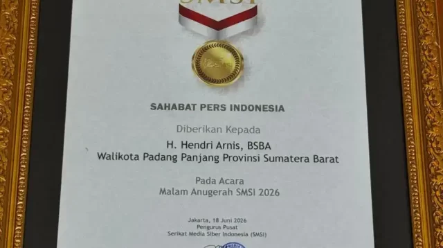wali-kota-padang-panjang-terima-penghargaan-sahabat-pers-dari-smsi
