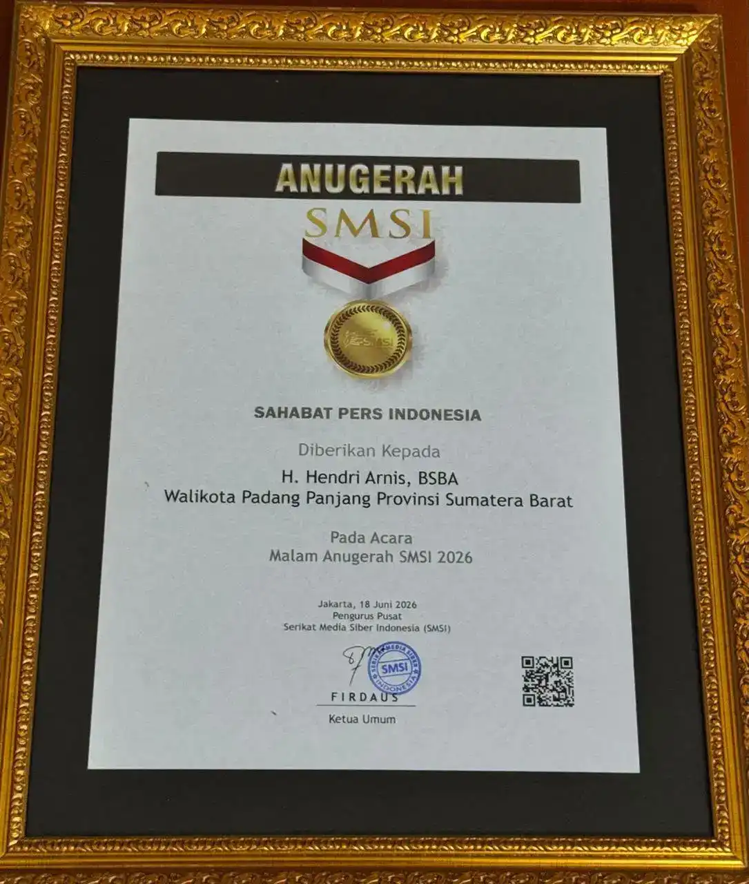 wali-kota-padang-panjang-terima-penghargaan-sahabat-pers-dari-smsi wali-kota-padang-panjang-terima-penghargaan-sahabat-pers-dari-smsi