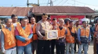 polres-dharmasraya-salurkan-paket-sembako-bagi-komunitas-ojek polres-dharmasraya-salurkan-paket-sembako-bagi-komunitas-ojek