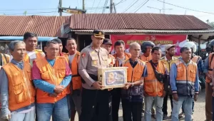 polres-dharmasraya-salurkan-paket-sembako-bagi-komunitas-ojek