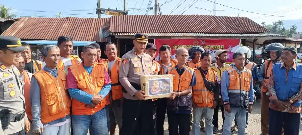 polres-dharmasraya-salurkan-paket-sembako-bagi-komunitas-ojek polres-dharmasraya-salurkan-paket-sembako-bagi-komunitas-ojek