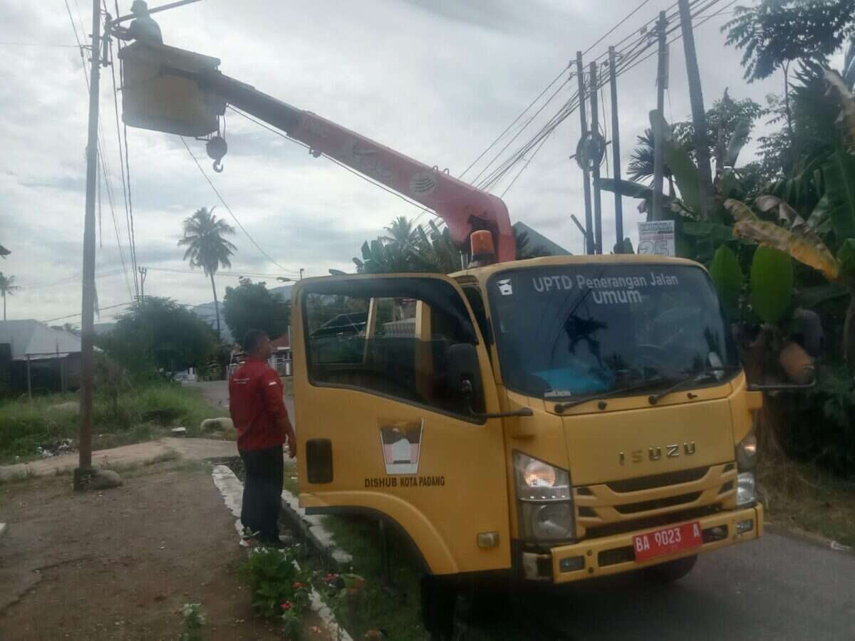 kelurahan-koto-lalang-pasang-lampu-jalan,-dukung-program-smart-surau kelurahan-koto-lalang-pasang-lampu-jalan,-dukung-program-smart-surau