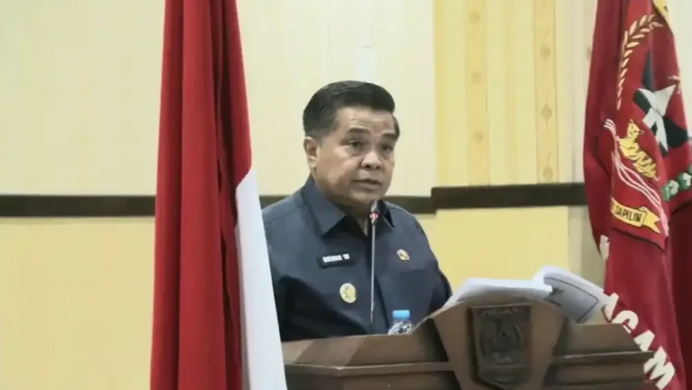 bupati-agam-sampaikan-jawaban-terhadap-pandangan-fraksi-soal-ranperda-apbd bupati-agam-sampaikan-jawaban-terhadap-pandangan-fraksi-soal-ranperda-apbd