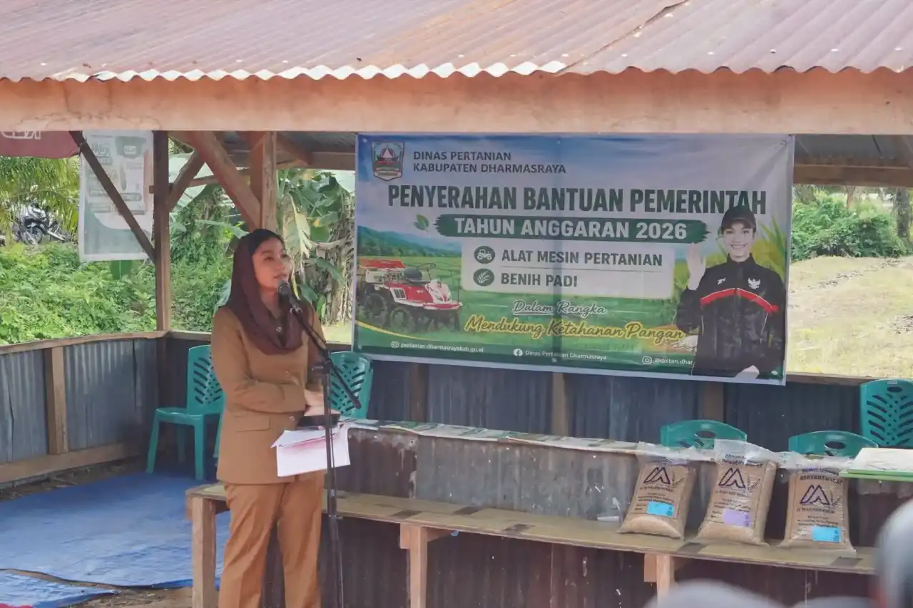 pemkab-dharmasraya-salurkan-traktor-dan-benih-padi-perkuat-produktivitas-pertanian pemkab-dharmasraya-salurkan-traktor-dan-benih-padi-perkuat-produktivitas-pertanian