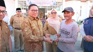 pemko-bukittinggi-bersama-stpl-bekasi-serahkan-bantuan-atensi-untuk-82-pkm