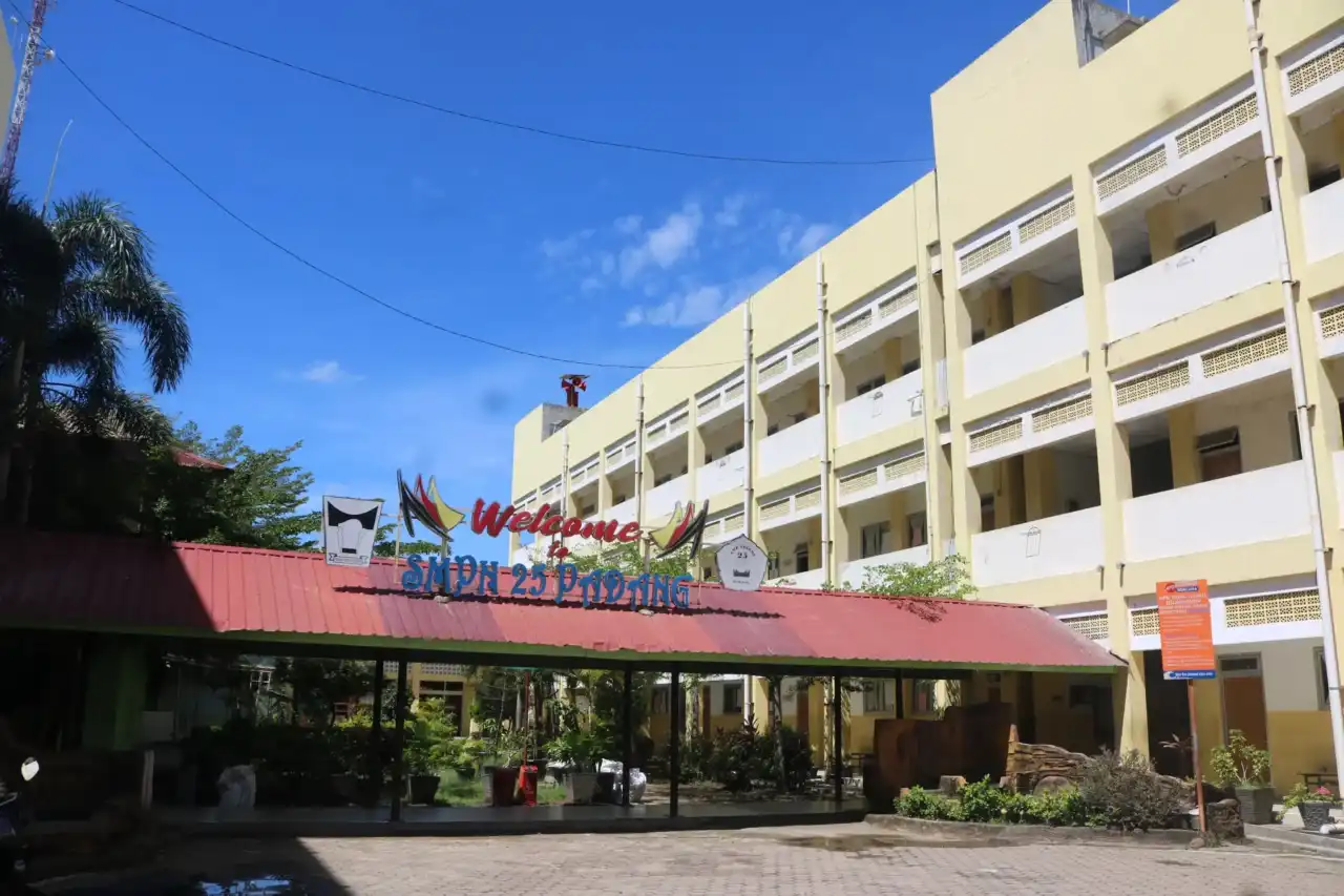 smpn-25-padang-luncurkan-kelas-bilingual-dan-digital smpn-25-padang-luncurkan-kelas-bilingual-dan-digital