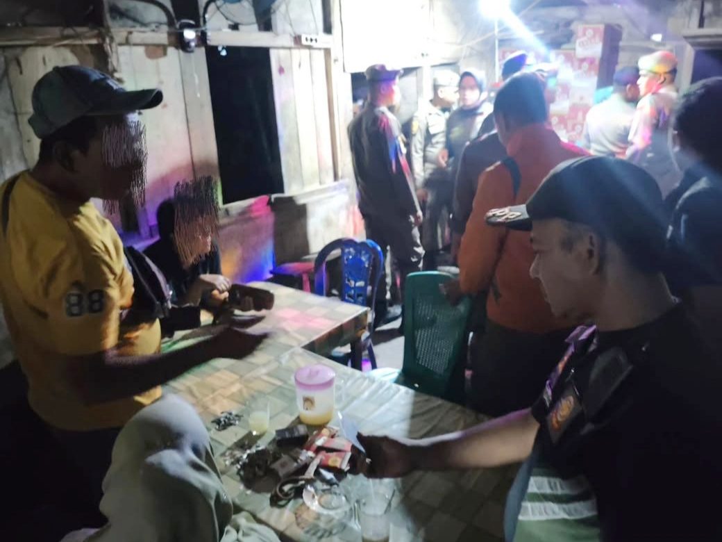 resahkan-warga,-kedai-tuak-berkedok-live-music-di-jalan-sutan-syahrir-padang-ditertibkan-satpol-pp resahkan-warga,-kedai-tuak-berkedok-live-music-di-jalan-sutan-syahrir-padang-ditertibkan-satpol-pp