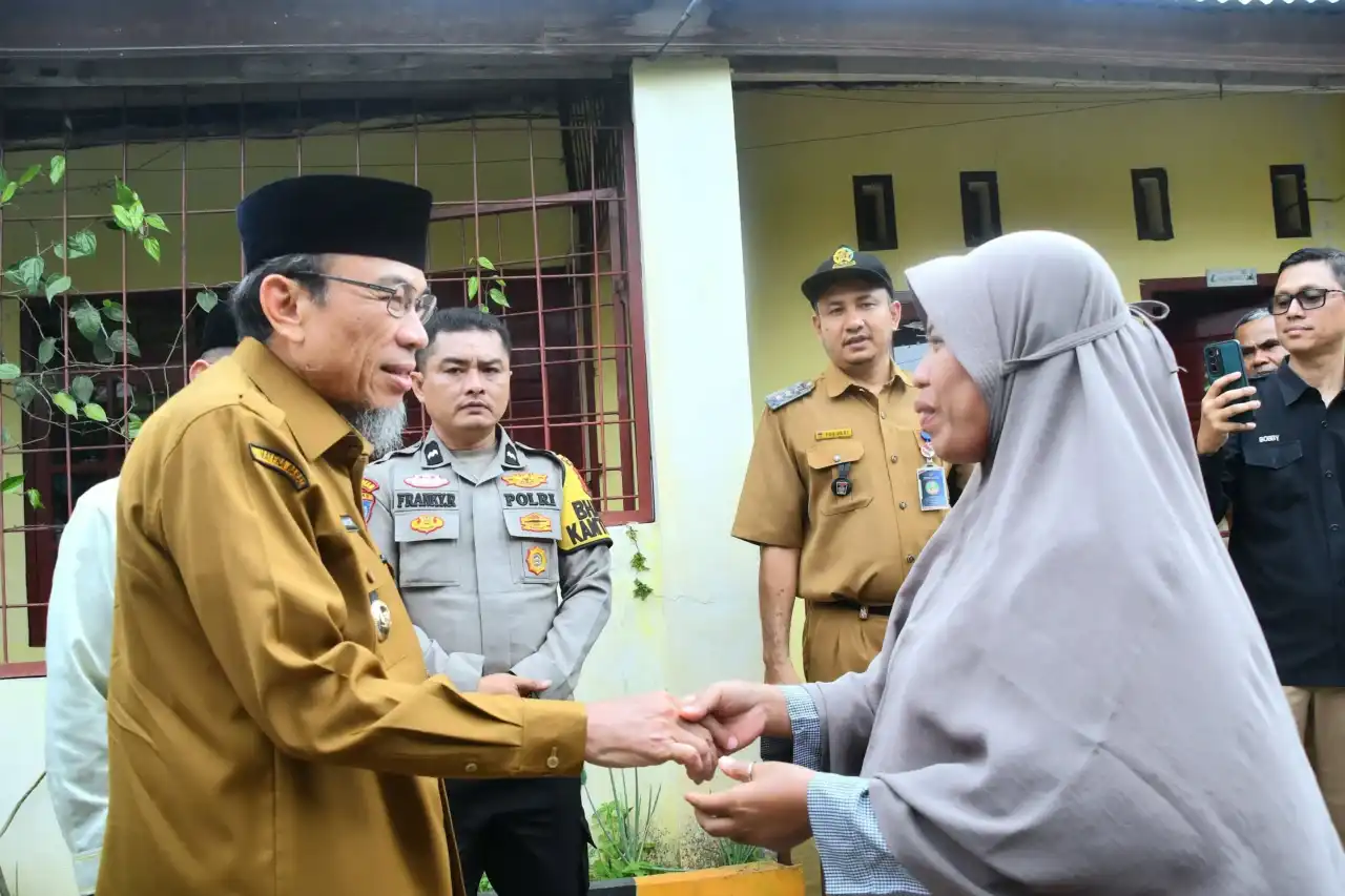 pemko-padang-salurkan-bantuan-sosial-bagi-keluarga-korban-hanyut-pantai pemko-padang-salurkan-bantuan-sosial-bagi-keluarga-korban-hanyut-pantai