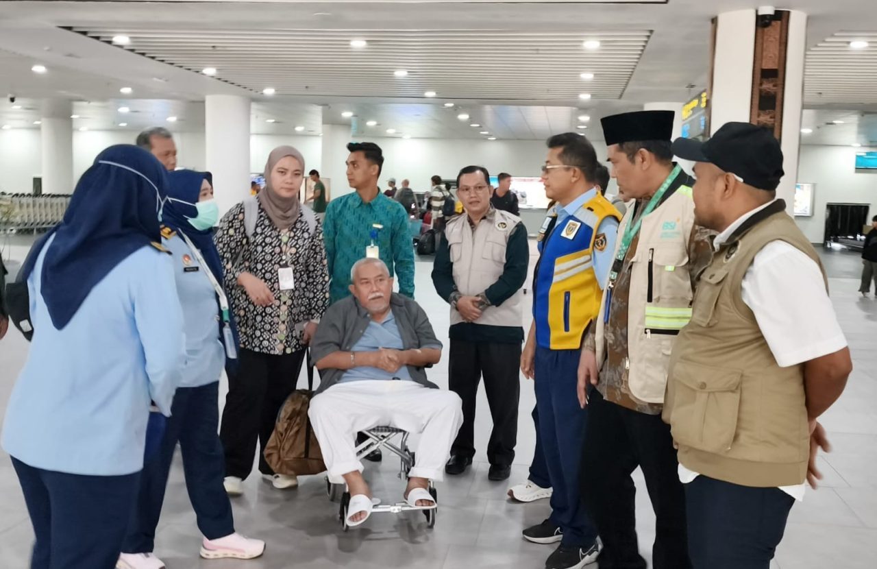 sempat-dirawat-di-tanah-suci,-dua-jemaah-haji-debarkasi-padang-tiba-di-kampung-halaman sempat-dirawat-di-tanah-suci,-dua-jemaah-haji-debarkasi-padang-tiba-di-kampung-halaman