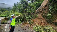 lembah-anai-lumpuh-total-akibat-longsor,-dirlantas-polda-sumbar-imbau-pengendara-cari-jalur-alternatif