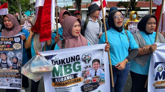 relawan-mbg-sumbar-minta-program-dilanjutkan,-demo-di-dprd-sumbar