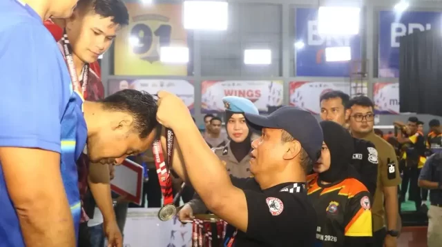 kapolda-sumbar-resmi-tutup-kejuaraan-bulu-tangkis-kapolda-cup-2026