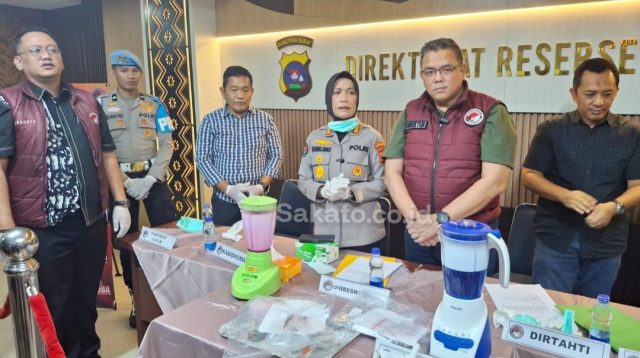 komitmen-berantas-narkoba,-polda-sumbar-blender-ratusan-gram-sabu-dan-puluhan-butir-ekstasi-hasil-tangkapan-di-agam-dan-tanah-datar